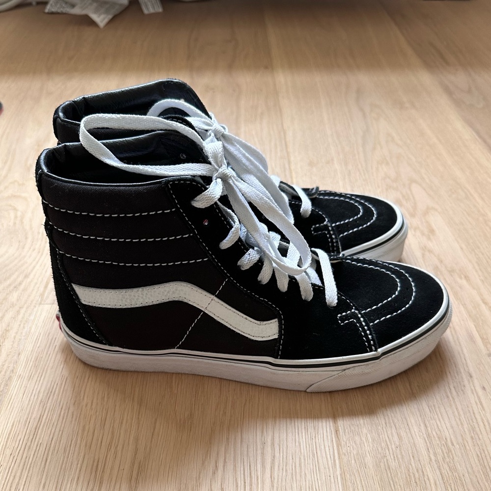 Vans SK8-Hi women’s high top shoes. Black.
